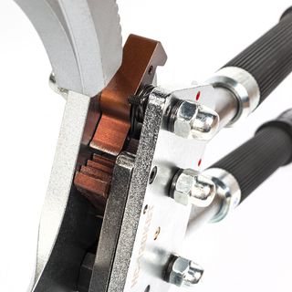 НС-120 Секторные ножницы с телескопическими рукоятками для резки бронированных кабелей Ø до 120 мм